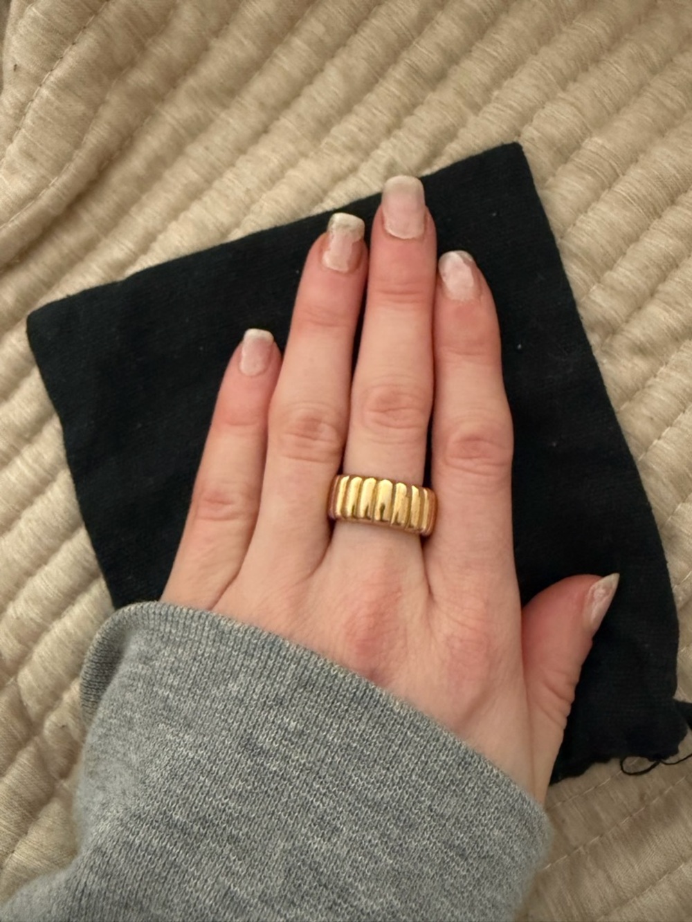 Mejuri Ribbed Band Ring - Gold - Picture 5 of 6
